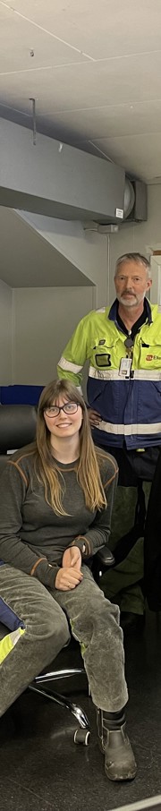 f.v Torfinn Buseth (senior FoU-ingeniør og traineekoordinator), Morten Andersen (HMS-kooordinator), Siren Rostrup (operatør), Harald Wegge (metallurg og pakkeleder for silisiumproduksjonen i Sicalo®) og Frank Simonsen (operatør) i kontrollrommet for pilotprosjektet.